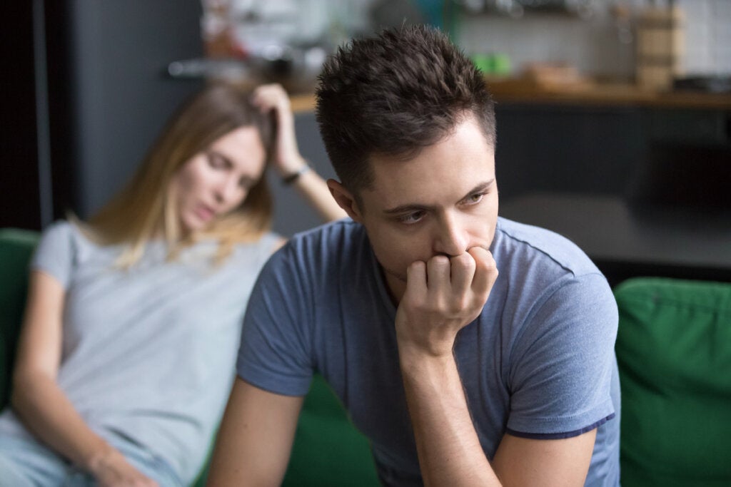 Par som sitter i stuen og tenker på når du elsker og hater partneren din på samme tid