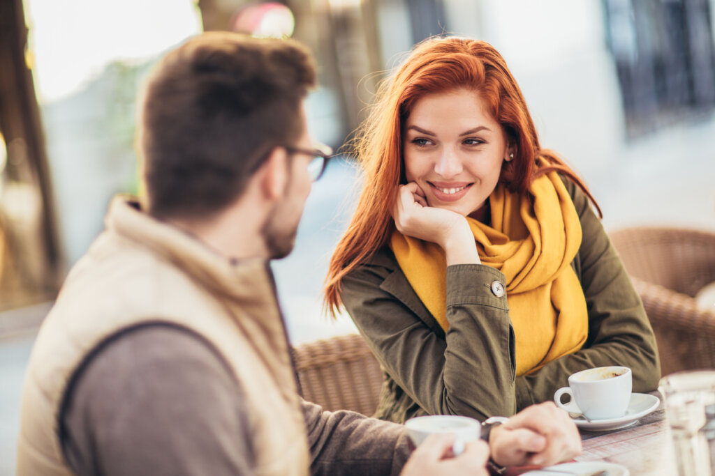 Couple smiling suffering identity amnesia in love
