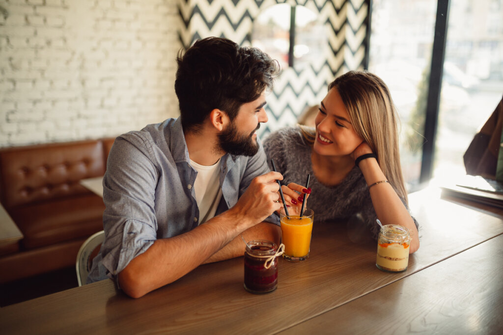 Couple buvant du café
