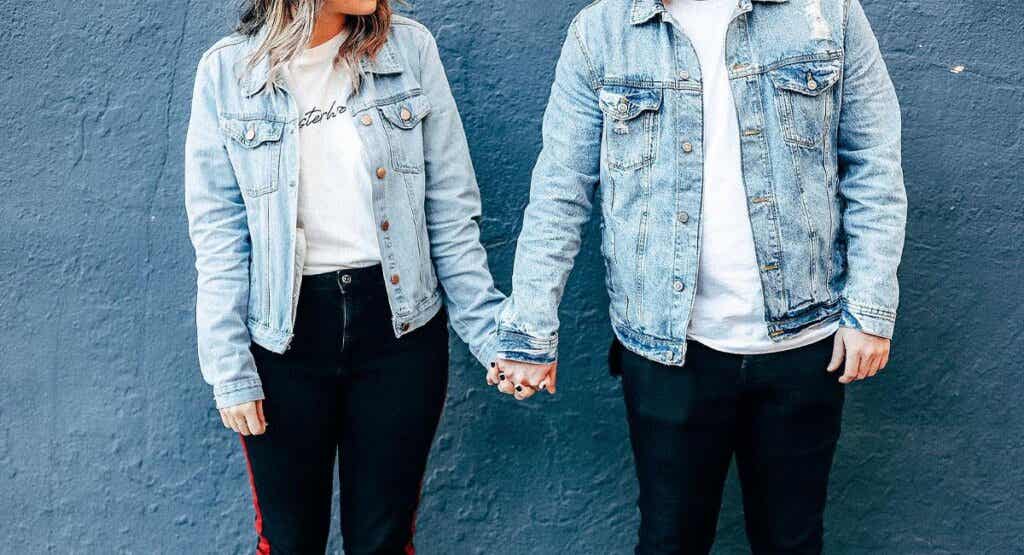 garçon et fille avec des vestes en jean pour symboliser l'harmonie dans une relation de couple