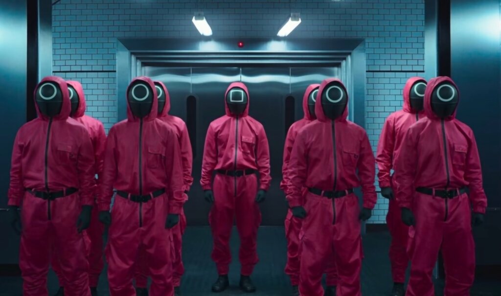 Mensen gekleed in het rood in The Squid Game