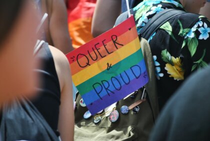 Quiso hablar sobre identidad queer en su graduación y apagaron su micrófono