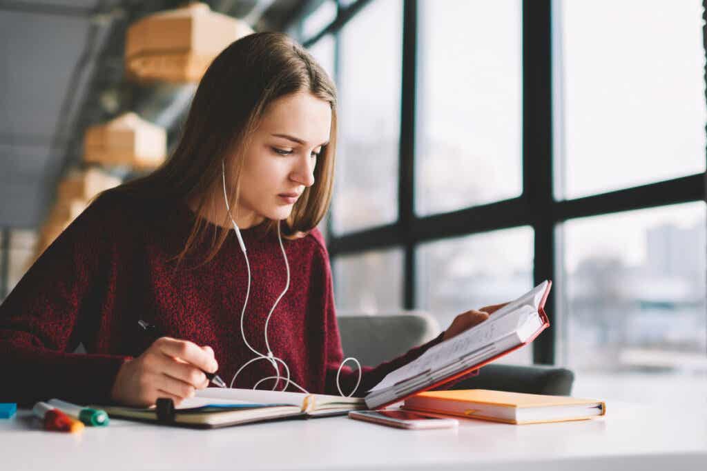 Chica estudiando mientras escucha música