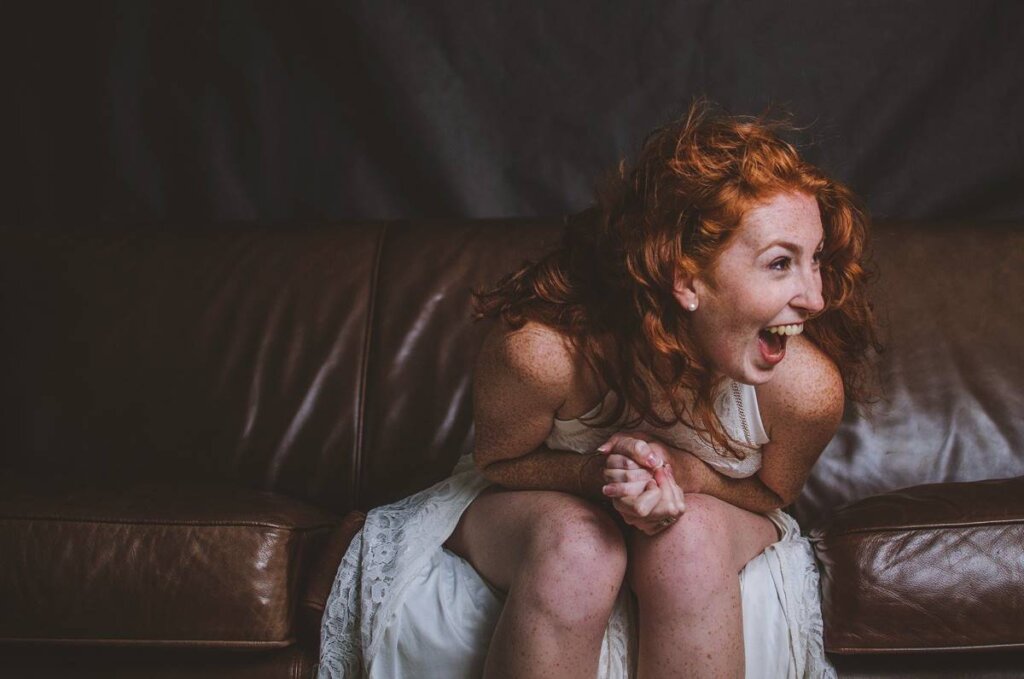 fille rousse représentant quand nous rions à des moments inappropriés