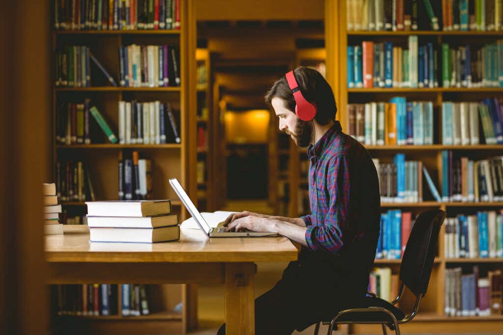 Mann hört Musik beim Lernen