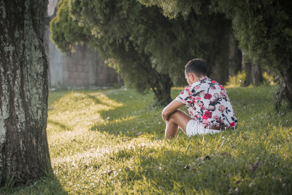 Chico solo en el parque