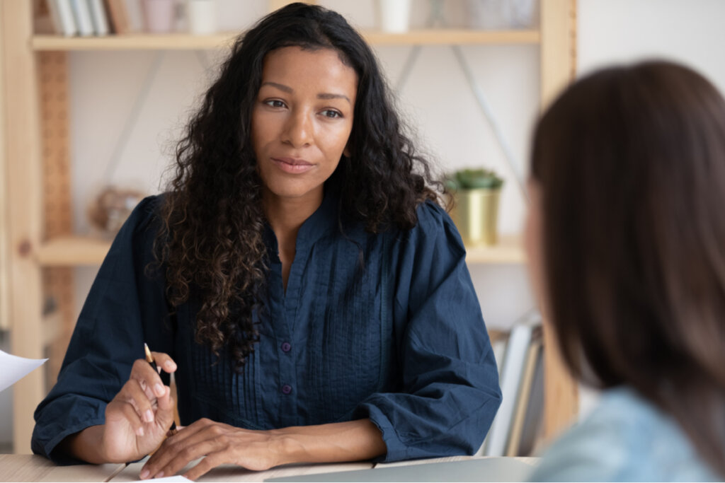 Employé parlant à son patron