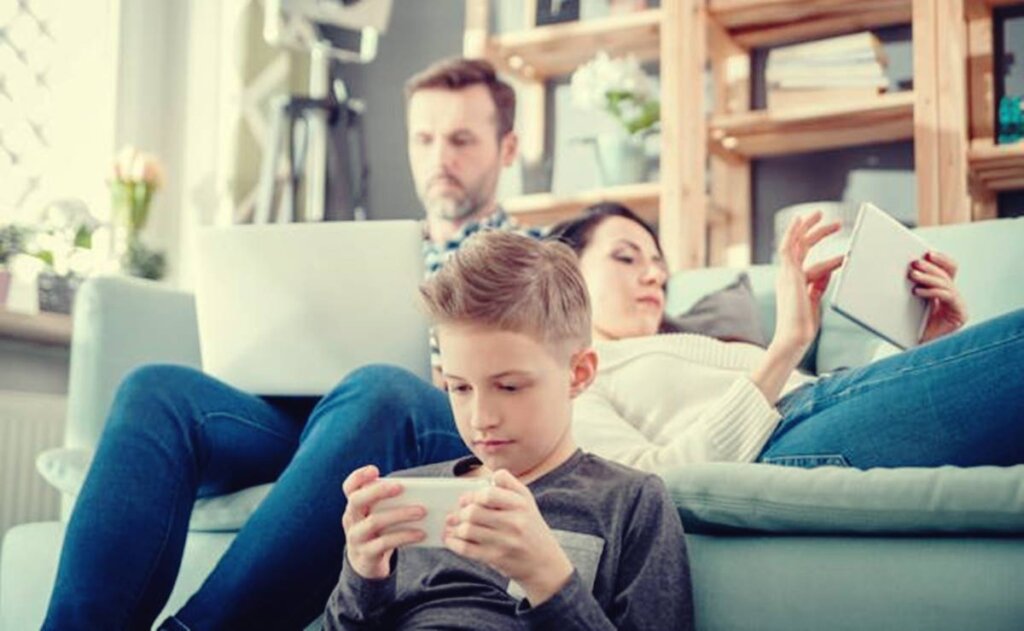 padres e hijo representando a las familias hiperconectadas