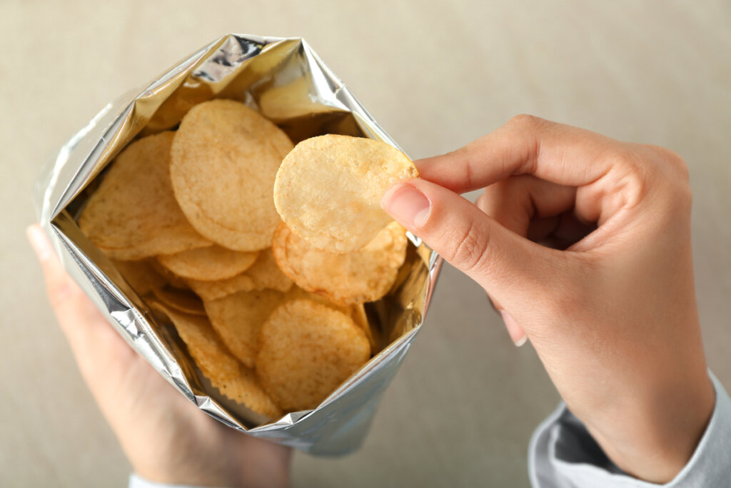 Homme mangeant des chips