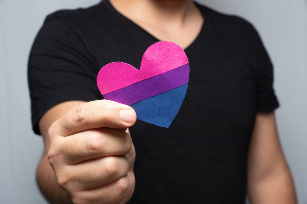 Man met een kleurrijk hart van biseksualiteit