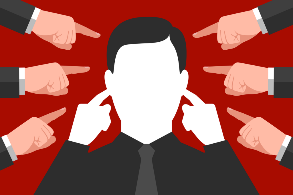 Hombre etiquetado y señalado en el trabajo