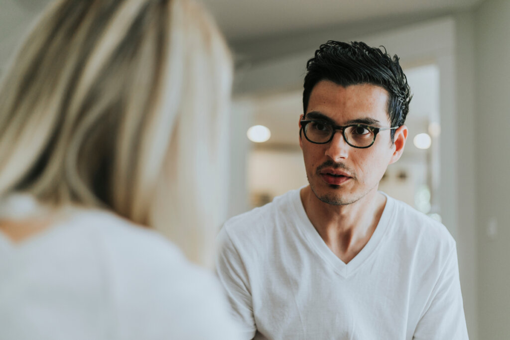 Man talking to a therapist about suffering from delusions.