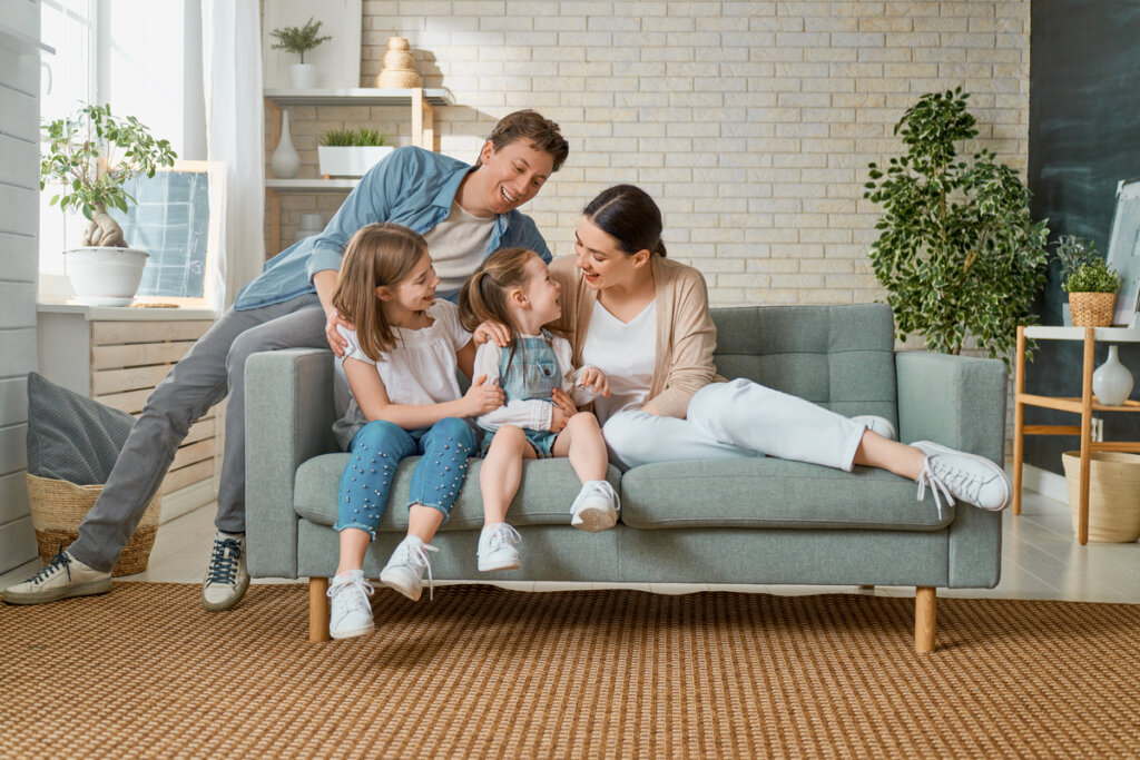 Homme avec les enfants de son partenaire