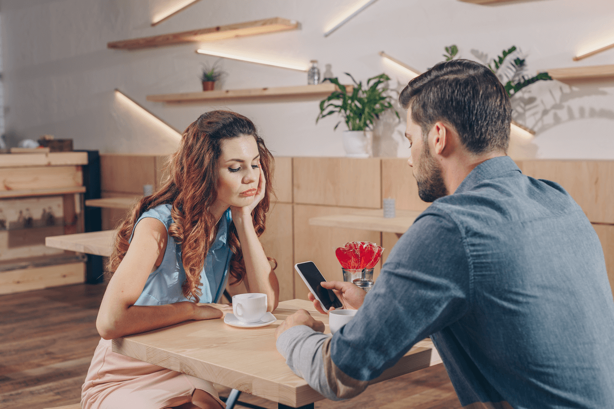 Mi pareja mira más al móvil que a mí: ¿qué puedo hacer?