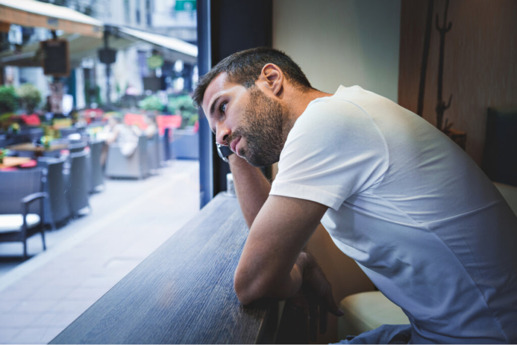 Homme pensant pourquoi il est si difficile pour lui de trouver un partenaire