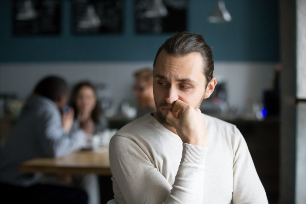 L'homme qui se sent jugé