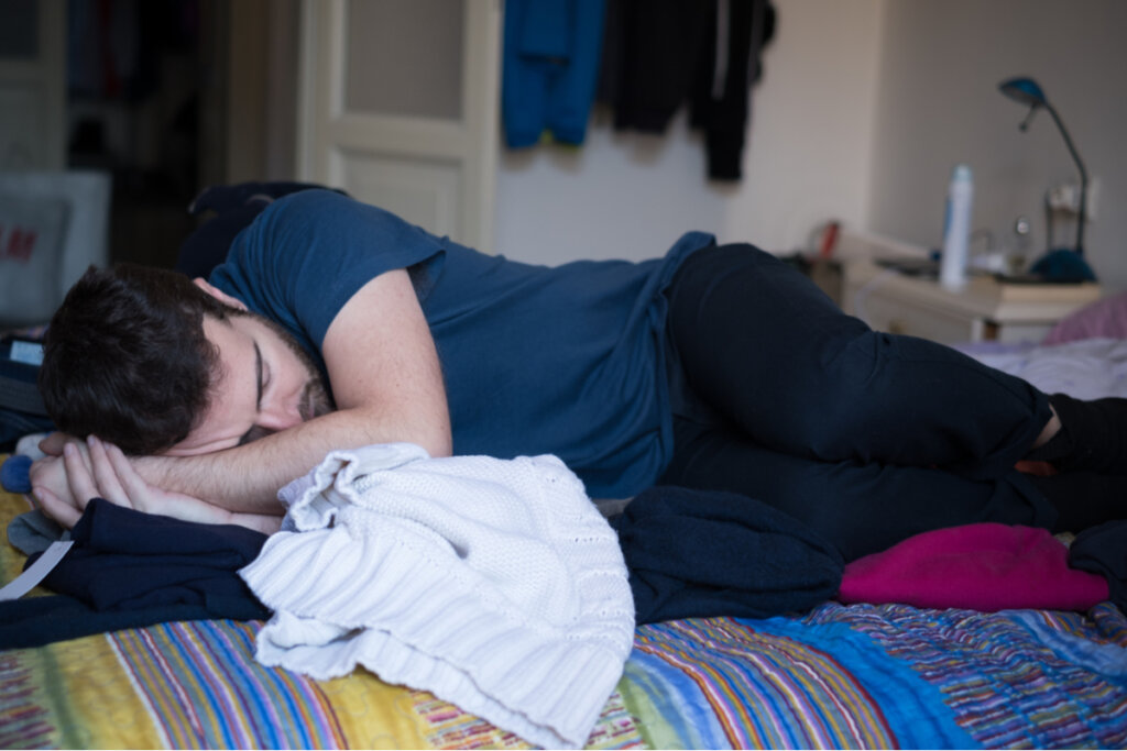 Man liggend in bed met cannabinoïd-hyperemesissyndroom
