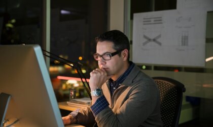 Según un estudio, el 70% de la pornografía se consume en horario laboral