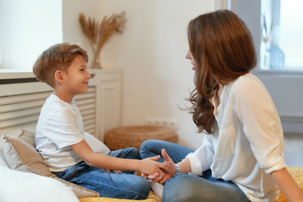 Femme parlant à son fils
