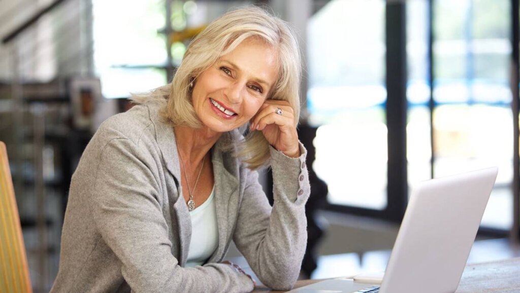 Frau über 50 am Computer