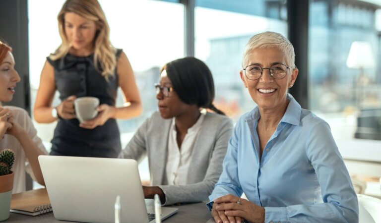 Razones por las que vale la pena contratar a personas de más de 50