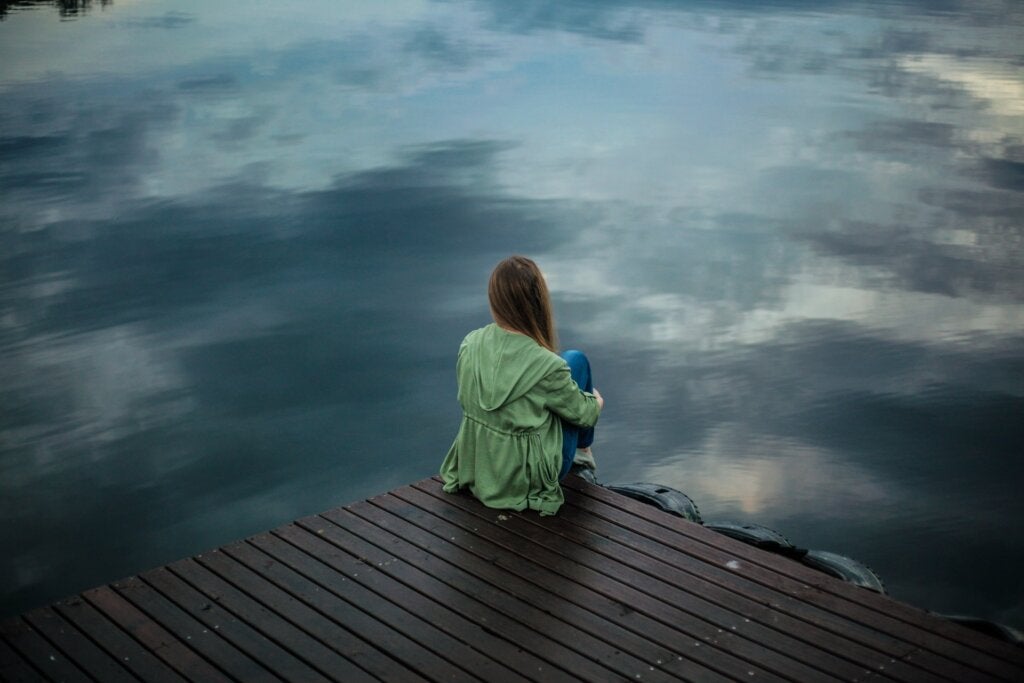 jente foran en innsjø og tenker på hemmeligheten for å forbedre hukommelsen