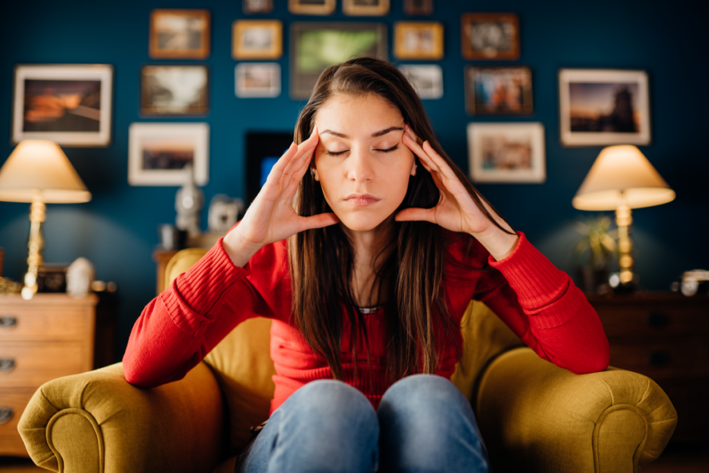 Femme essayant de se calmer