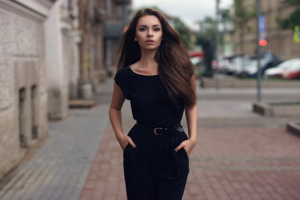 Femme vêtue de noir