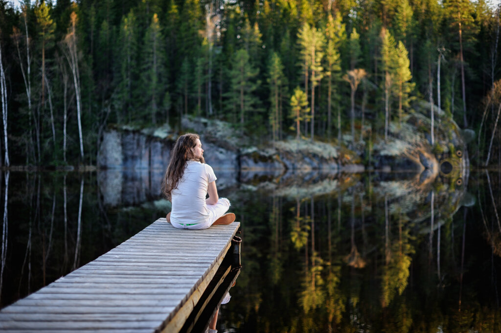 chico en naturaleza pensando en cuando se me acumula todo