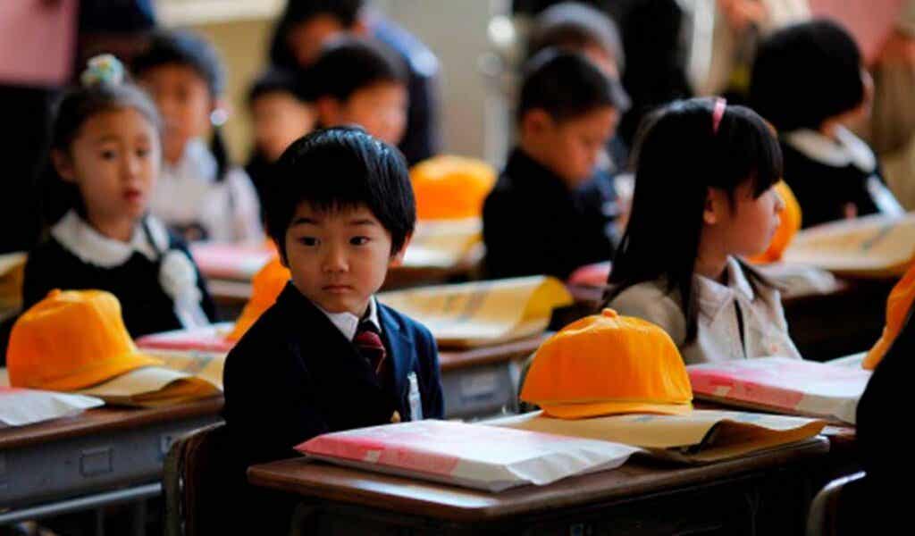 niños nipones en clase para simbolizar los consejos de los padres japoneses