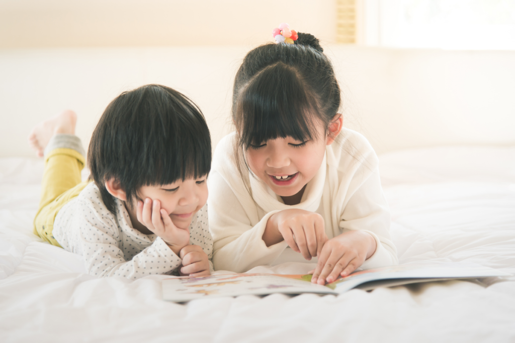 Niños japoneses leyendo un libro