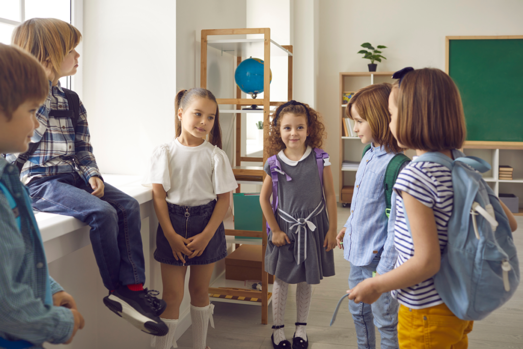 Niños tímidos se reúnen en la escuela para Competir o cooperar