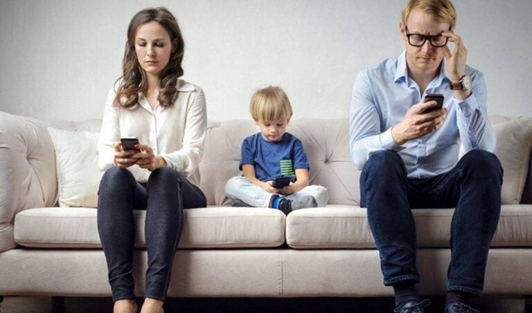 Padres adictos al móvil y niños que se sienten ignorados