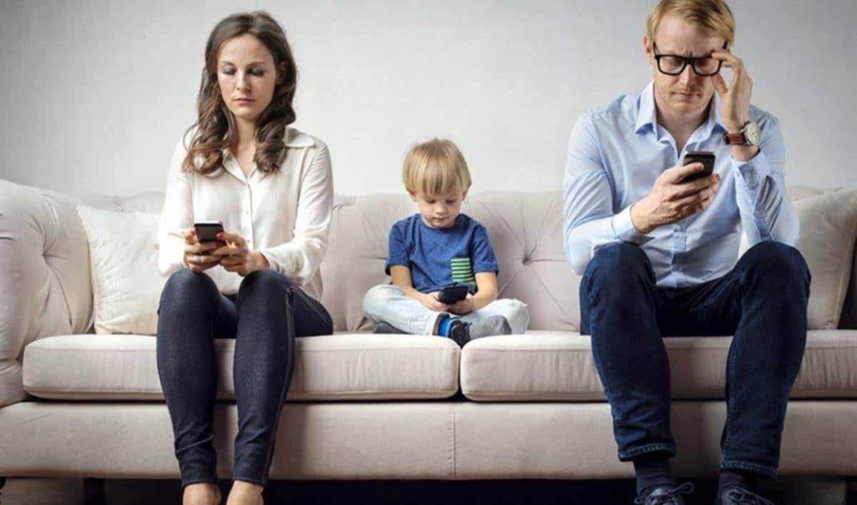Familias hiperconectadas: padres e hijos adictos al móvil