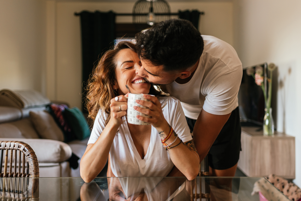 Pareja feliz representando a las parejas se hablan como bebés a veces