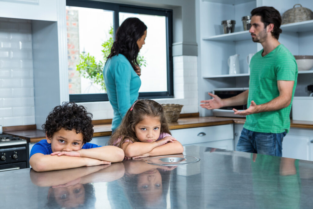Stel maakt ruzie waar de kinderen bij zijn