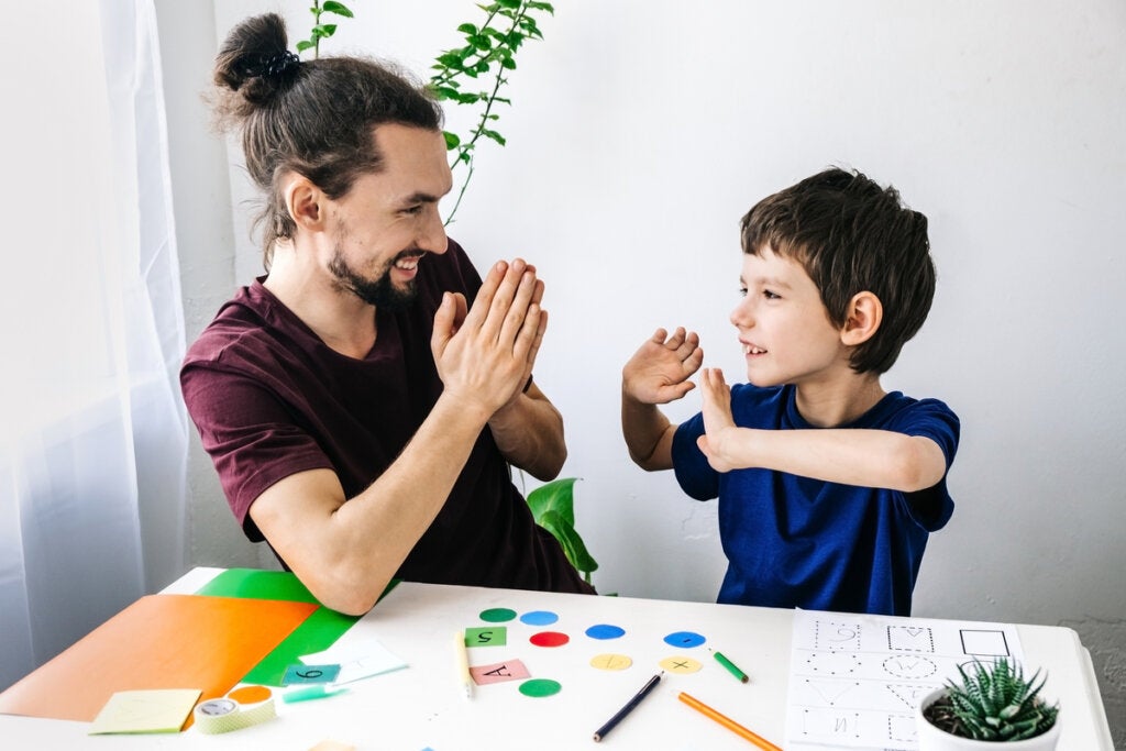 Psychologist applying the ABA method to a child with autism