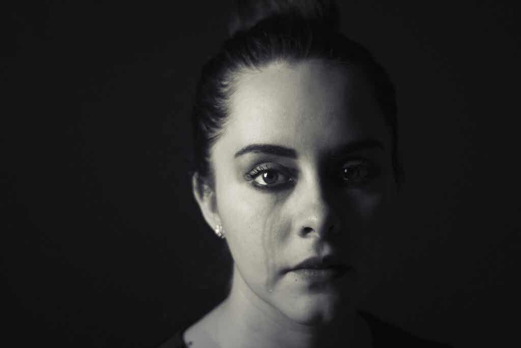 siyah fonda ağlayan kadın yüzü görseli