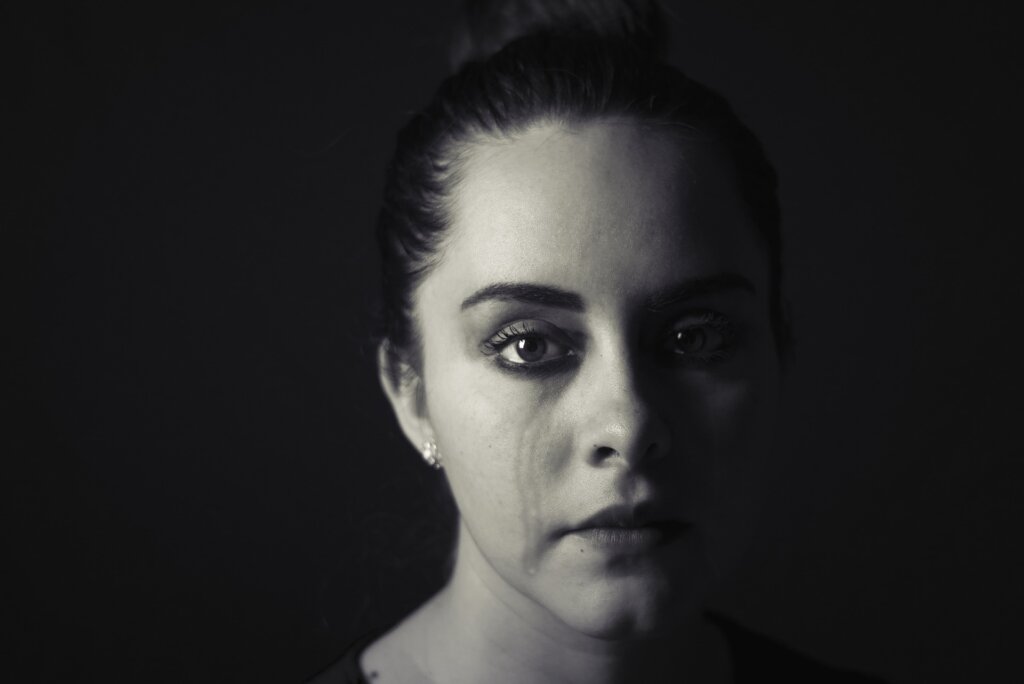 mujer sintiendo el estado de ánimo y emociones