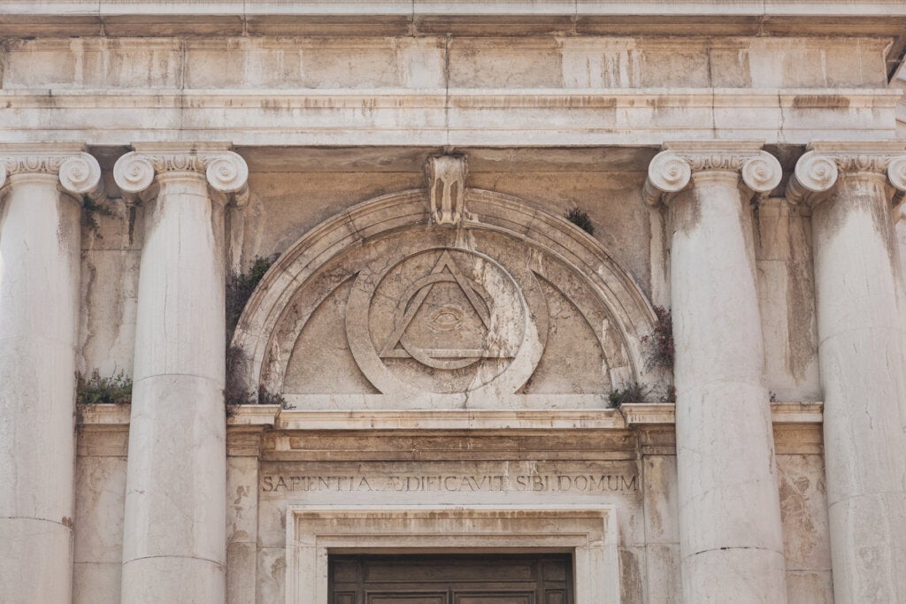 Símbolo de la masonería en un edificio