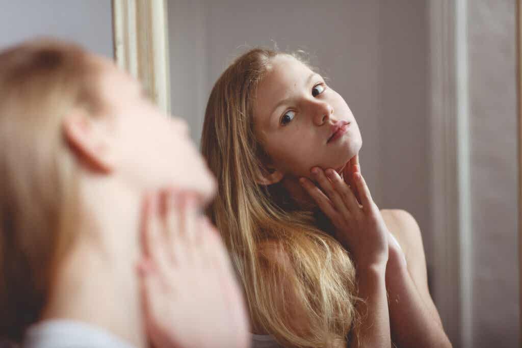 Nastolatka patrząca w lustro