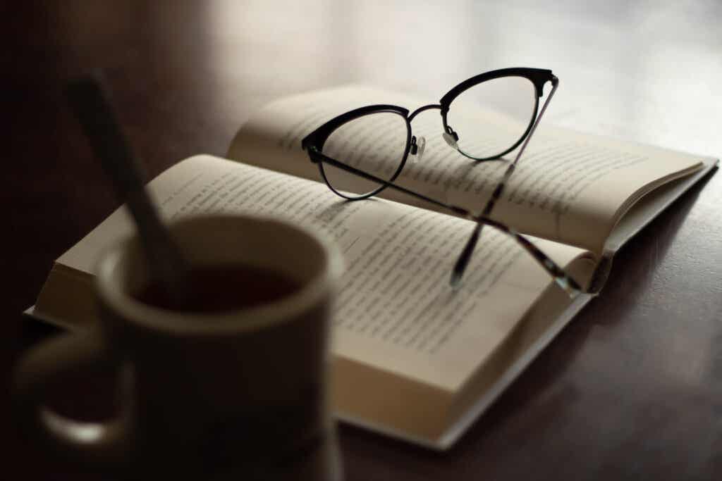 Caffè, libro e bicchieri