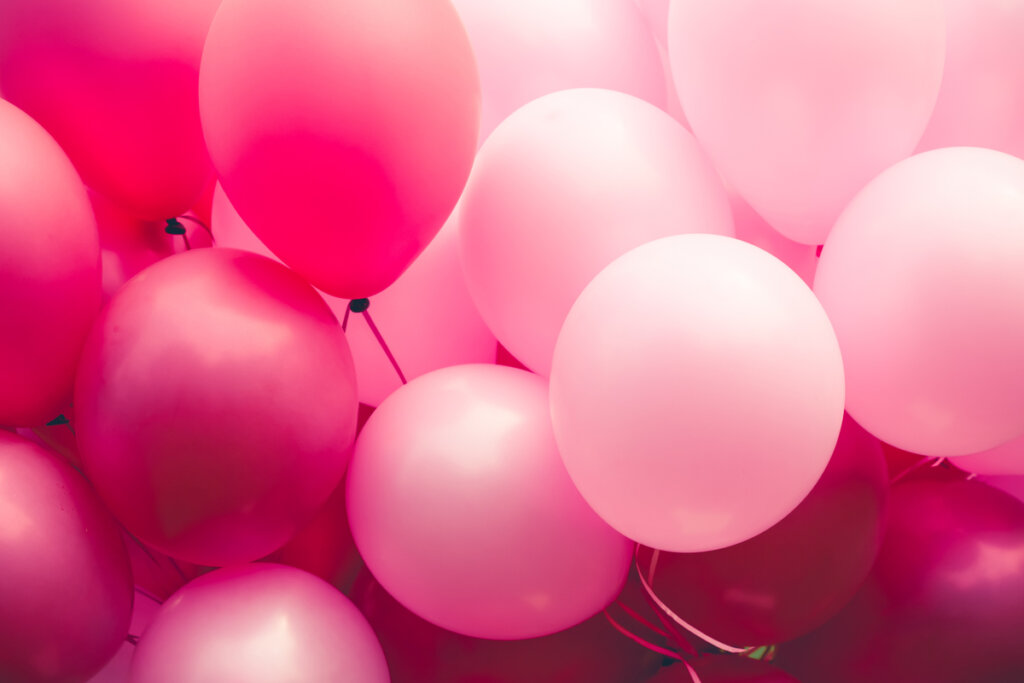 Balões cor de rosa simbolizando por que temos uma cor favorita