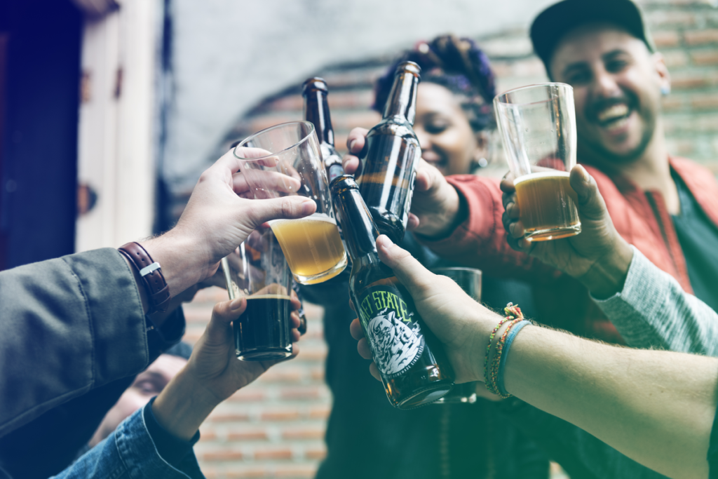Groep mensen die alcoholische dranken drinken