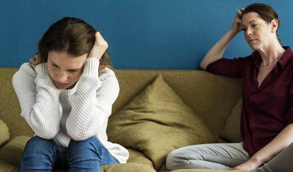 Hija adolescente enfadada con su madre