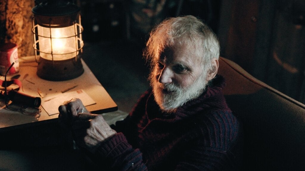  Ken Smith en su cabaña, el hombre que lleva 40 años viviendo solo en el bosque