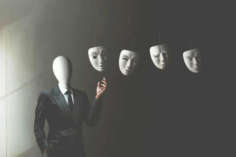 9 tipos de máscaras de personalidad que usamos para ocultarnos
