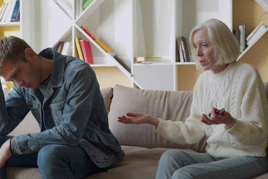 Madre discutiendo con su hijo