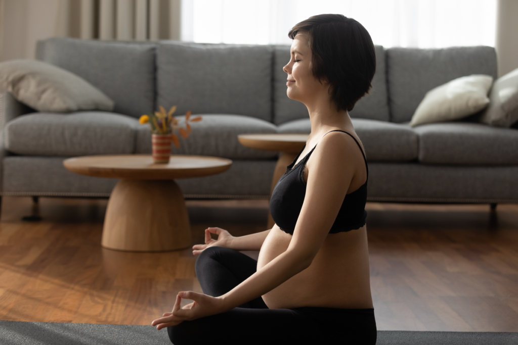 Zwangere vrouw doet aan yoga