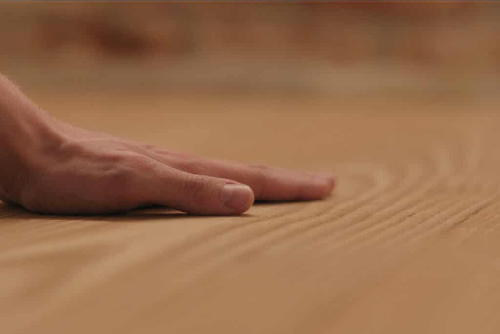 Ręka na drewnie
